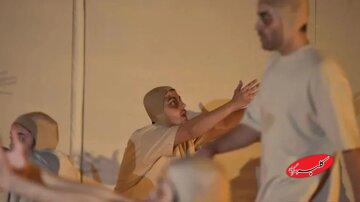 خمین سالن حرفهای تئاتر ندارد، در باشگاه ورزشی اجرا رفتیم!