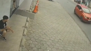 راننده زن در حال پارک کردن