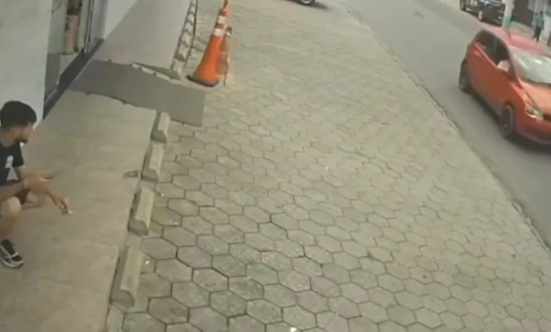 راننده زن در حال پارک کردن