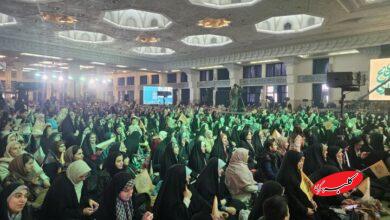 «به عشق مهدی» زیر باران بهاری مصلی؛ جوانه های انتظار در دل پیر و جوان