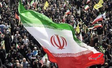 روحانی انقلابی در حال تماشای تابوت فرماندهان آمریکایی + تصویر