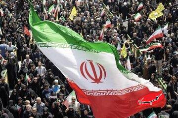 روحانی انقلابی در حال تماشای تابوت فرماندهان آمریکایی + تصویر