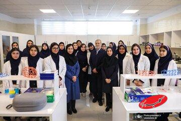 عکس خاص پزشکیان در بین دخترهای دبیرستانی در شهریار + تصویر