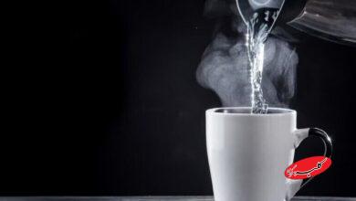 ۱۲ فایده معجزه آسای نوشیدن آب گرم که نمیدانید!