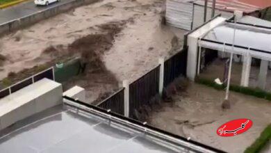 لحظه غرقشدن خودروها در سیل پرو را ببینید! +ویدیو