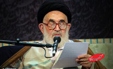 حضور یک چهره منتقد در کنار نماینده رهبری در راهپیمایی ۲۲ بهمن + عکس