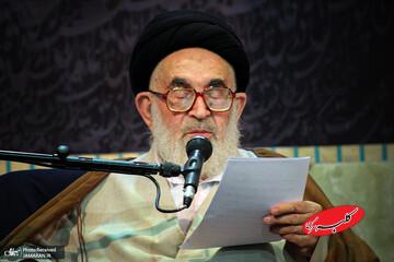 حضور یک چهره منتقد در کنار نماینده رهبری در راهپیمایی ۲۲ بهمن + عکس