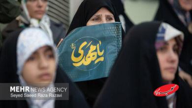 «به عشق مهدی» زیر باران بهاری مصلی؛ جوانه انتظار در دل پیر و جوان