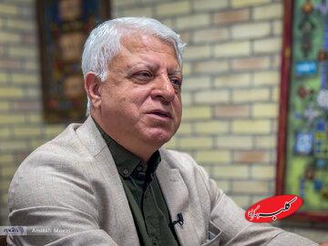 پیشبینی فیاض زاهد از نتیجه مذاکرات امروز ایران و آمریکا/ در بحث موشکی نباید عقب نشست/ تندروها را میتوان مثل بادکنک با یک سوزن بادشان را خالی کرد