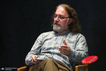 استاد دانشگاه تهران: حسادت نکنید؛ بگذارید یک صداوسیمای خصوصی هم وارد میدان شود/نقش امریکا و اسرائیل در اغتشاشات به جای خود؛نقش خودی ها را فراموش نکنیم