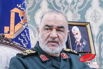 تصویری از اعطای درجه سپهبدی به خانواده شهید سلامی/ گفت و گوی سردار پاکپور و دختر شهید سلامی درباره چه بود؟