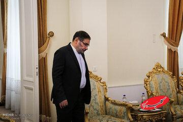 حمایت شمخانی از عراقچی: او مورد اعتماد سطوح عالی تصمیم گیری و نهادهای نظامی و اطلاعاتی است/ نیروهای مسلح از هیچ تلاشی برای منافع ملی دریغ نمیکنند
