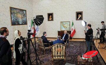 تمجید رسانه سازمان تبلیغات اسلامی از قالیباف: وسطِ مصاحبه با بازجو خبرنگار سیانان، تبلت را به مثابه یک «سلاح» و «خاکریز» بیرون آورد؛ مثل یک فرمانده!