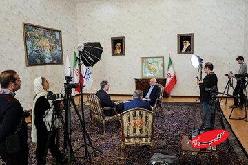 تمجید رسانه سازمان تبلیغات اسلامی از قالیباف: وسطِ مصاحبه با بازجو خبرنگار سیانان، تبلت را به مثابه یک «سلاح» و «خاکریز» بیرون آورد؛ مثل یک فرمانده!