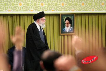 تصاویری از مهمانان امروز بیت رهبری/ سلام نظامی یک کودک خردسال/ پلاکارد «شاه رفت» بر روی دستان یک نوجوان + عکس