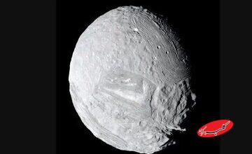 نمایی شگفتانگیز از قمر مرموز سیاره زحل / عکس روز ناسا