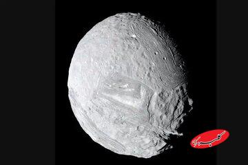 نمایی شگفتانگیز از قمر مرموز سیاره زحل / عکس روز ناسا