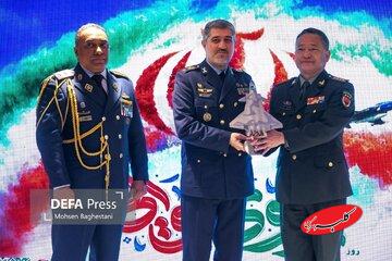 حاشیه دیدار فرمانده نیروی هوایی ارتش با وابسته نظامی چین؛ جنگنده چینی «جی-۲۰» چیست و آیا ایران قصد خرید آن را دارد؟/ پیام اهدای ماکت جنگنده چینی چیست؟