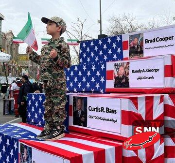 تابوت فرماندهان آمریکایی در راهپیمایی ۲۲ بهمن/ نام کدام ژنرال های ارتش آمریکا در کف خیابان تهران دیده شد؟ + تصاویر