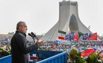 سخنرانی پزشکیان در مراسم 22 بهمن؛ ما به دنبال سلاح هستهای نیستیم و آماده هرگونه راستیآزمایی هستیم/ بهعنوان مسئول دولت از ملت عذرخواهی میکنم