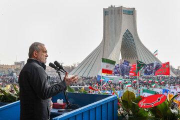 سخنرانی پزشکیان در مراسم 22 بهمن؛ ما به دنبال سلاح هستهای نیستیم و آماده هرگونه راستیآزمایی هستیم/ بهعنوان مسئول دولت از ملت عذرخواهی میکنم