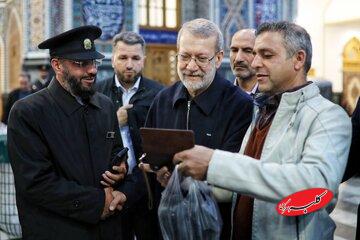 عکسی خاص از لاریجانی در حرم امام رضا(ع)/ سلفی زائران با دبیر شورای عالی امنیت ملی