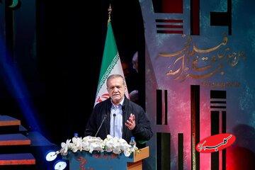 پزشکیان: از همه سینماگرانی که باوجود فشارها به جشنواره آمدند، قلباً تشکر میکنم/ بسیاری از شبها از تلخی اتفاقات اخیر کشور نمیخوابم
