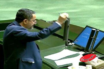 یک نماینده مجلس تصاویر سران اروپایی را به سطل آشغال ریخت/ زارعی: بیت مهم حضرت آیت الله العظمی نوری همدانی را فریاد میکنیم+ عکس