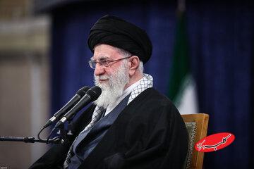 عکسی خاص از دیدار امروز رهبر انقلاب/ این نوشته درباره رهبری و ترامپ بر روی چفیه پربازدید شد