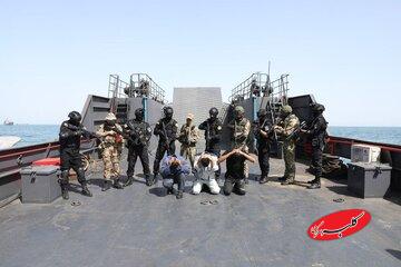 تمرین آزادسازی کشتی ربوده شده در رزمایش مرکب دریایی نیروهای دریایی ایران و روسیه/ اجرای تمرین عکسبرداری هوایی