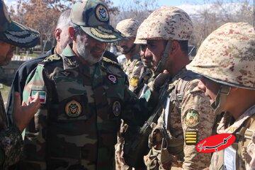 بازدید فرمانده نیروی زمینی ارتش از بازدید از تیپ ۱۶۴ متحرک هجومی پیرانشهر/ تمامی تحرکات دشمنان در مرزهای کشور لحظه به لحظه رصد میشود