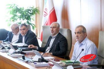 پزشکیان: در اجرای پروژههای جلوگیری از هدررفت انرژی حتی یک روز هم نباید تاخیر شود/بخش مهمی از چالشهای مالی با بهرهبرداری از گازهای مشعل قابل حل است