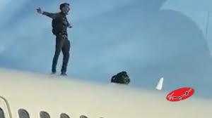 بالا رفتن یک مرد از سقف هواپیما در اسپانیا!