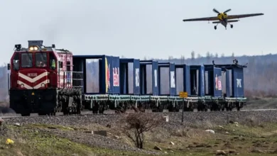 فرود یک هواپیما روی قطار در حال حرکت