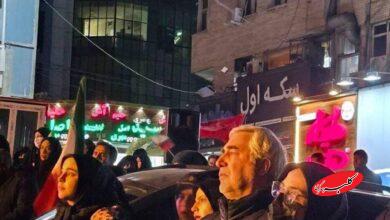 کارگردان مشهور ایرانی به خیابان آمد +عکس