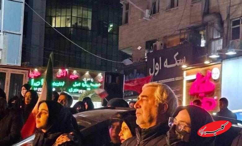 کارگردان مشهور ایرانی به خیابان آمد +عکس