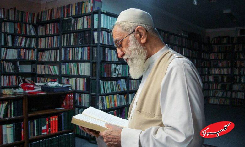 رهبر شهید در کتابخانه ایشان