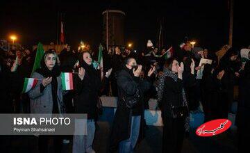 سوگ شبانه اصفهانیها برای رهبری شهید؛ از سلام نظامی به تصویر آیتالله خامنهای تا چشمهای گریان کودکان و جوانان + تصاویر