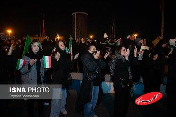 سوگ شبانه اصفهانیها برای رهبری شهید؛ از سلام نظامی به تصویر آیتالله خامنهای تا چشمهای گریان کودکان و جوانان + تصاویر
