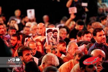 تیپ متفاوت یکی از حاضران در مراسم یادبود شهدای خانواده رهبر انقلاب + تصویر