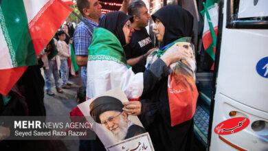 تجمعکنندگان میدان انقلاب ۱۰۰ زائر اولی کربلا را بدرقه کردند