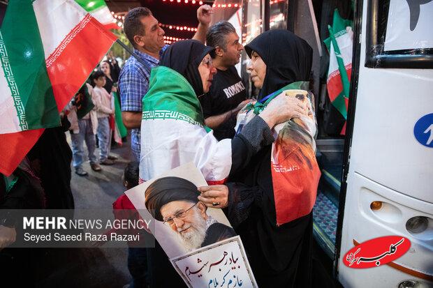تجمعکنندگان میدان انقلاب ۱۰۰ زائر اولی کربلا را بدرقه کردند
