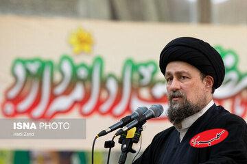 سیدحسن خمینی: رهبر انقلاب مشرف بر امور هستند؛ تصمیمات کشور را در نهایت ایشان قبول و امضاء میکنند/ کاسه داغتر از آش نباشیم