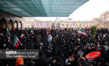 مداحان در مراسم یادبود خانواده رهبر شهید انقلاب؛ از ادای احترام مطیعی تا مدل ورود کریمی + تصویر