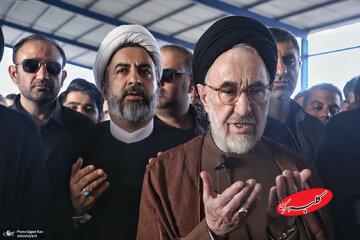 عکسی از حضور معاون دفتر رهبری در مراسم ترحیم خواهر سید محمد خاتمی