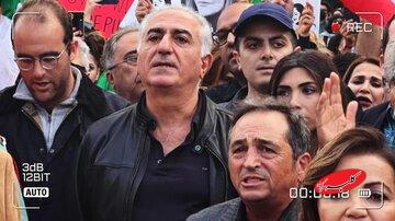 بدبخت تر از سلطنت طلبهای وطن فروش هم داریم؟/ انها زیر پرچم اسرائیل شعار می هند و پرچم امریکا را می بوسند
