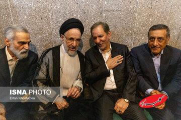چهره خندان ظریف شکار دوربین ها شد/ همنشینی خاتمی با برادر حسن روحانی و جهانگیری/ گپ و گفت مهدی هاشمی با محمود واعظی در حاشیه مراسم+ تصاویر