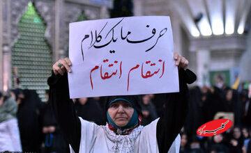 شعار یک زن کفن پوش در مراسم سالگرد رحلت امام خمینی/ تصاویری از پلاکاردها در حاشیه مراسم