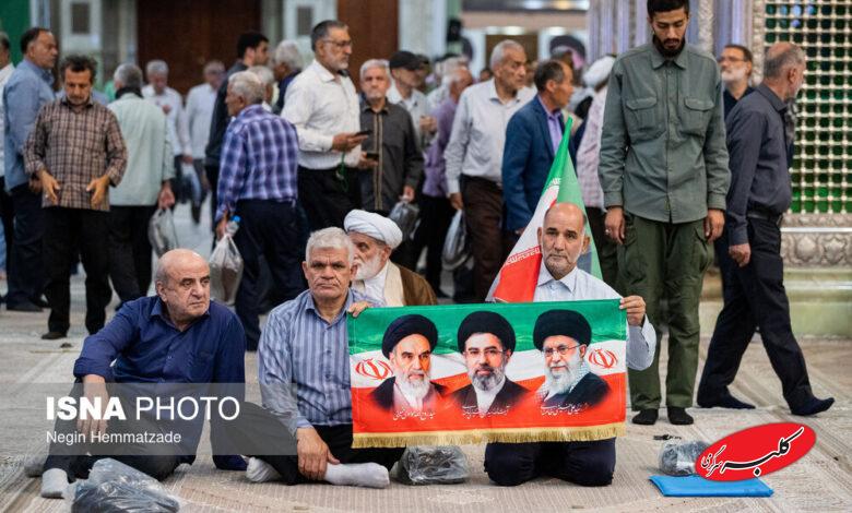 نماز جمعه تهران در مرقد امام(ره)؛ از بالا بردن پرچم انتقام در بین نمازگذاران تا سر کردن پرچم حزب الله لبنان + تصاویر