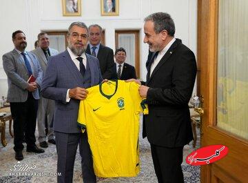 اهدای پیراهن برزیل و اروگوئه به عراقچی/ فوتبال چگونه به زبان مشترک دیپلماسی تبدیل میشود؟